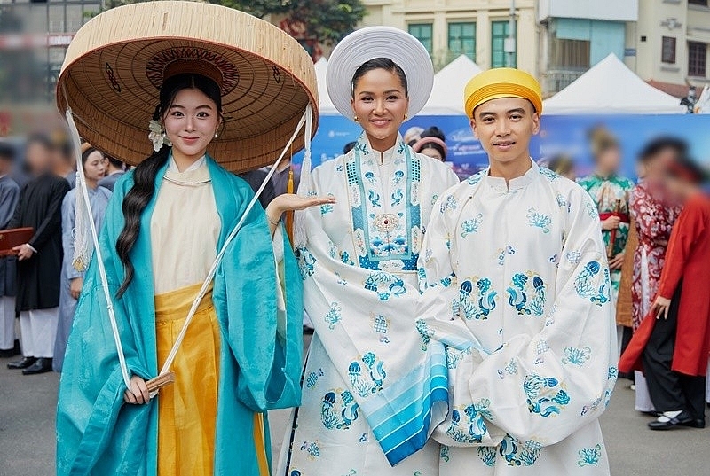 Hoa hậu H’hen Niê được chồng giúp chỉnh sửa phục trang tại sự kiện