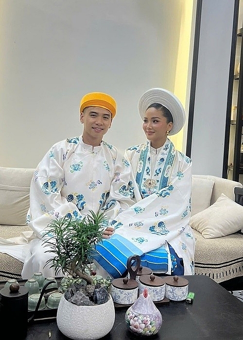 Hoa hậu H’hen Niê được chồng giúp chỉnh sửa phục trang tại sự kiện