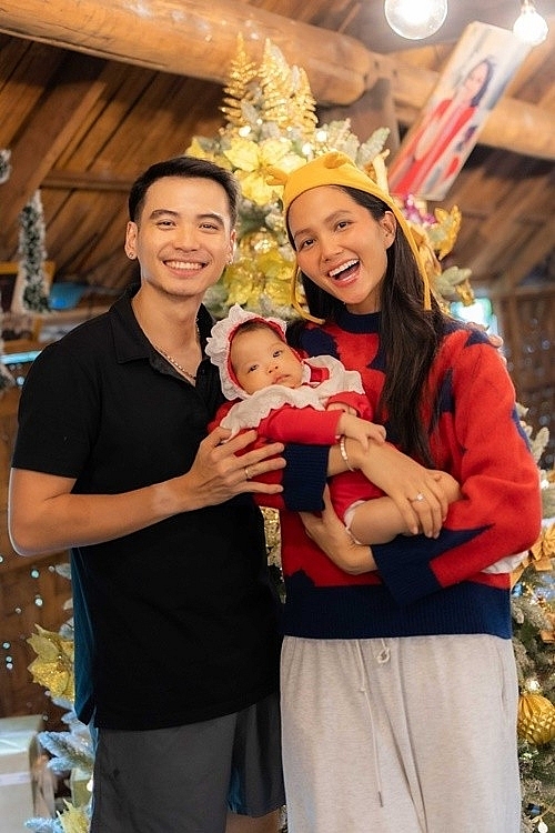 Hoa hậu H’hen Niê được chồng giúp chỉnh sửa phục trang tại sự kiện