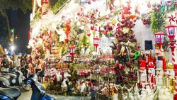 Phố Hàng Mã lộng lẫy mùa Giáng sinh, sức mua "èo uột"