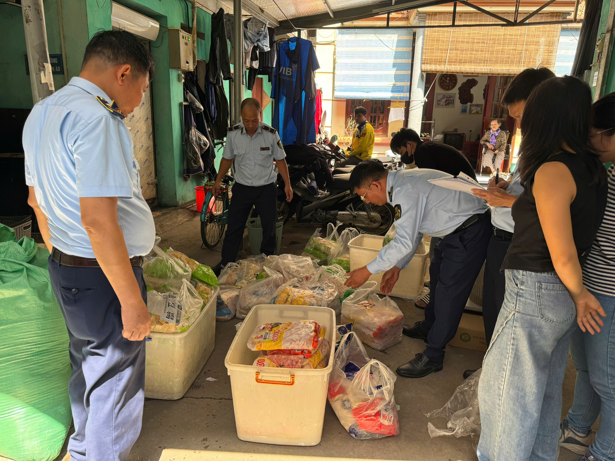 Mở đợt cao điểm chống buôn lậu, gian lận thương mại và hàng giả dịp Tết Bính Ngọ 2026 Mở đợt cao điểm chống buôn lậu, gian lận thương mại và hàng giả dịp Tết Bính Ngọ 2026