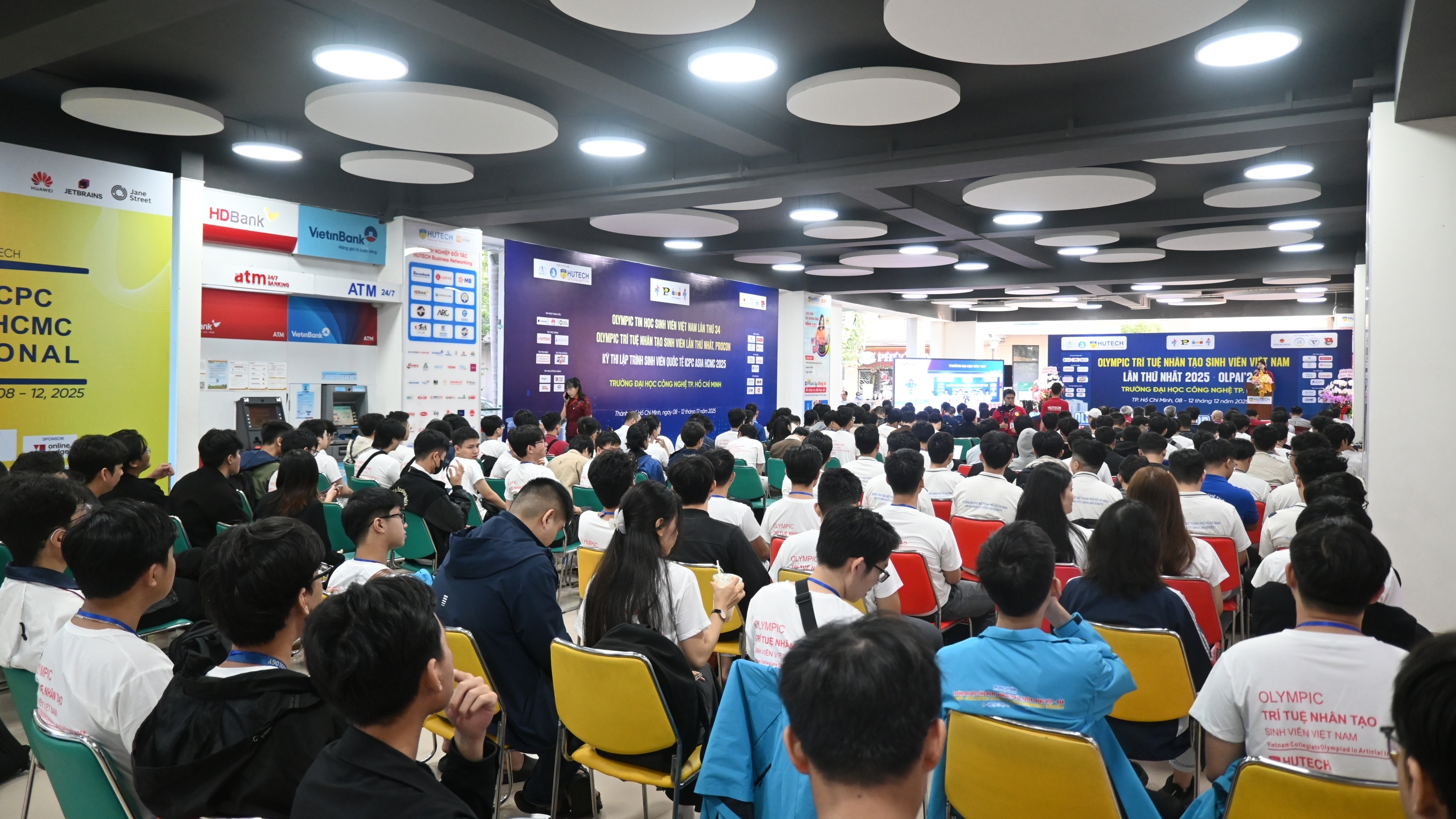 Gần 200 sinh viên bước vào kỳ thi Olympic Trí tuệ nhân tạo Sinh viên Việt Nam lần đầu tiên