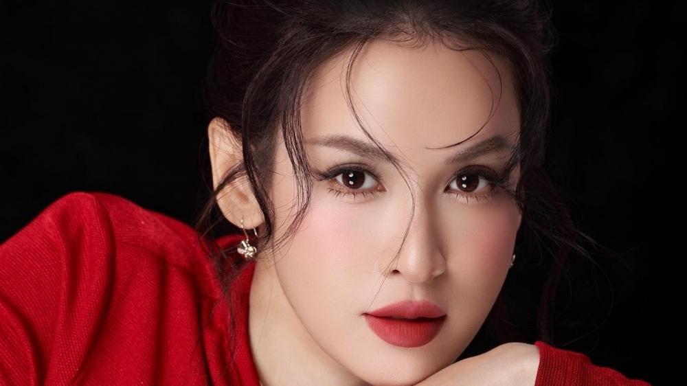 Lê Tú Vi khoe sắc quyến rũ trong bộ ảnh đầm đỏ rực rỡ