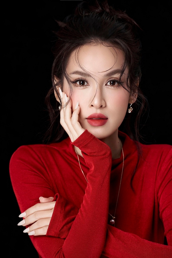 Lê Tú Vi khoe sắc quyến rũ trong bộ ảnh đầm đỏ rực rỡ Lê Tú Vi khoe sắc quyến rũ trong bộ ảnh đầm đỏ rực rỡ