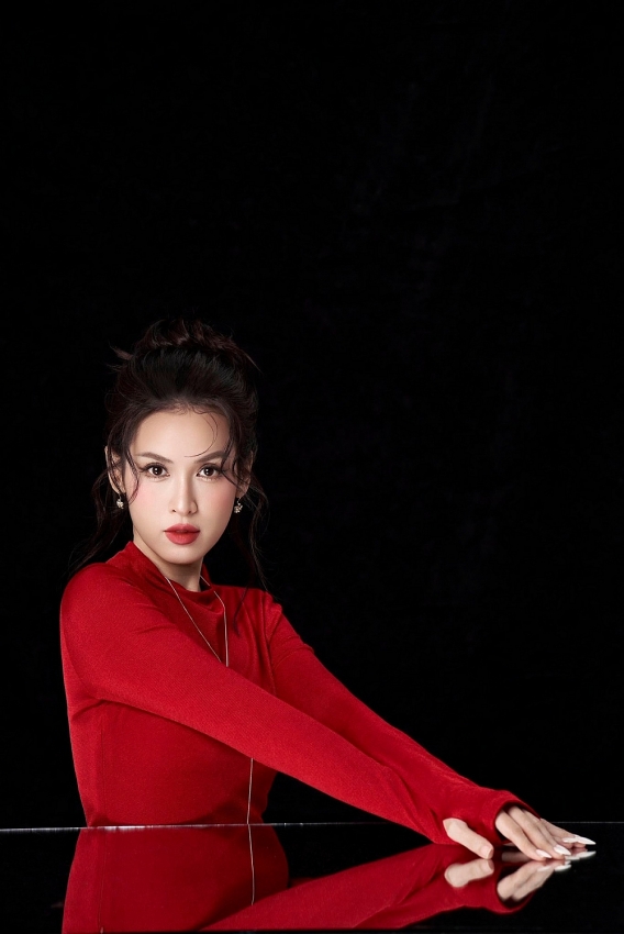 Lê Tú Vi khoe sắc quyến rũ trong bộ ảnh đầm đỏ rực rỡ Lê Tú Vi khoe sắc quyến rũ trong bộ ảnh đầm đỏ rực rỡ