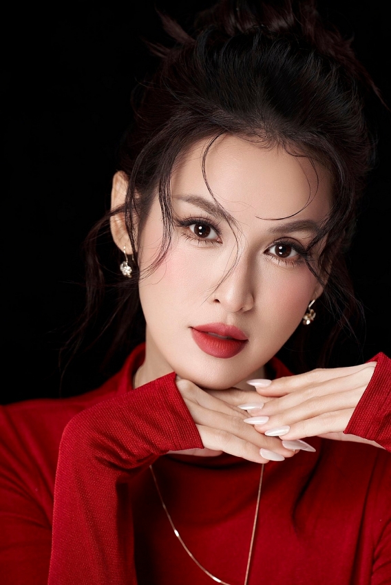 Lê Tú Vi khoe sắc quyến rũ trong bộ ảnh đầm đỏ rực rỡ Lê Tú Vi khoe sắc quyến rũ trong bộ ảnh đầm đỏ rực rỡ