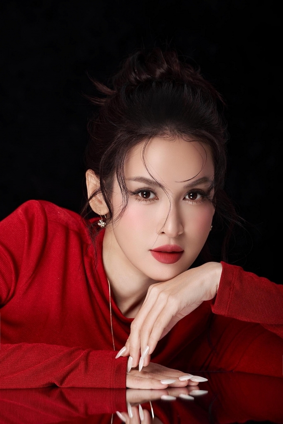 Lê Tú Vi khoe sắc quyến rũ trong bộ ảnh đầm đỏ rực rỡ Lê Tú Vi khoe sắc quyến rũ trong bộ ảnh đầm đỏ rực rỡ