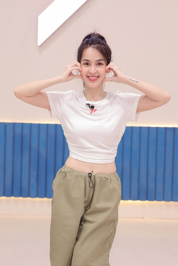 Lê Tú Vi khoe sắc quyến rũ trong bộ ảnh đầm đỏ rực rỡ Lê Tú Vi khoe sắc quyến rũ trong bộ ảnh đầm đỏ rực rỡ