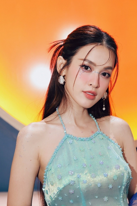 Lê Tú Vi khoe sắc quyến rũ trong bộ ảnh đầm đỏ rực rỡ Lê Tú Vi khoe sắc quyến rũ trong bộ ảnh đầm đỏ rực rỡ