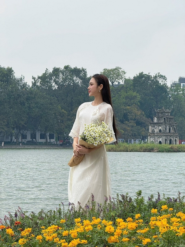 Đỗ Thị Hà lộ diện với vẻ đẹp dịu dàng, thần thái hạnh phúc sau khi kết hôn