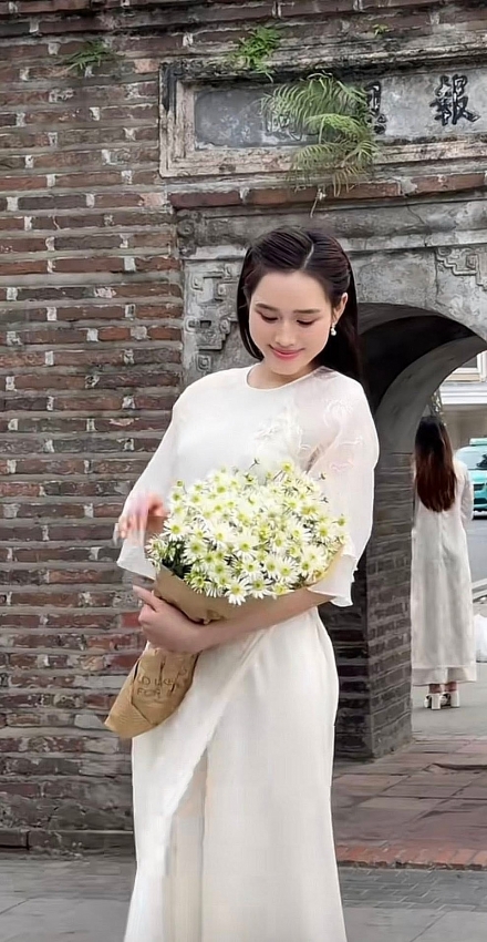 Đỗ Thị Hà lộ diện với vẻ đẹp dịu dàng, thần thái hạnh phúc sau khi kết hôn