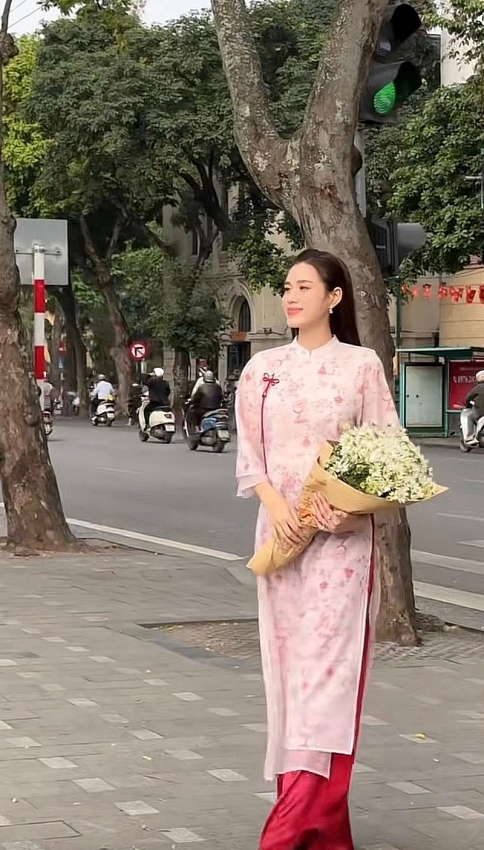 Đỗ Thị Hà lộ diện với vẻ đẹp dịu dàng, thần thái hạnh phúc sau khi kết hôn