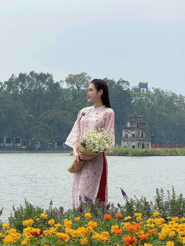 Đỗ Thị Hà lộ diện với vẻ đẹp dịu dàng, thần thái hạnh phúc sau khi kết hôn