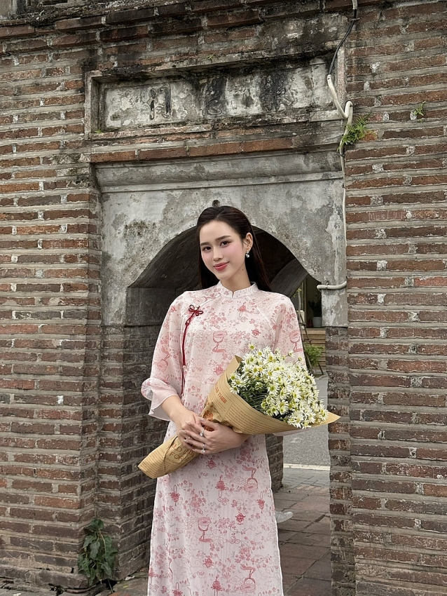 Đỗ Thị Hà lộ diện với vẻ đẹp dịu dàng, thần thái hạnh phúc sau khi kết hôn