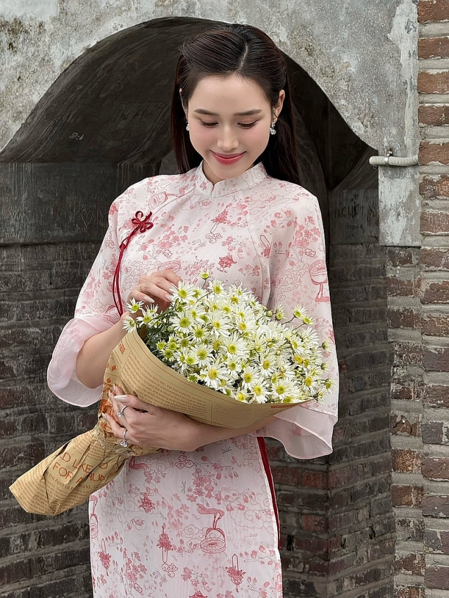 Đỗ Thị Hà lộ diện với vẻ đẹp dịu dàng, thần thái hạnh phúc sau khi kết hôn