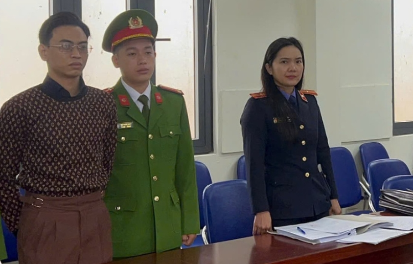 Bắt "Tổng tài" giơ tay chỉ đạo đánh người tại quán cà phê ở Hà Nội Bắt "Tổng tài" giơ tay chỉ đạo đánh người tại quán cà phê ở Hà Nội