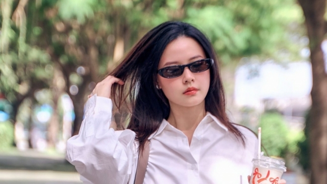 Midu diện sơ mi trắng trẻ trung như nữ sinh ở tuổi 35