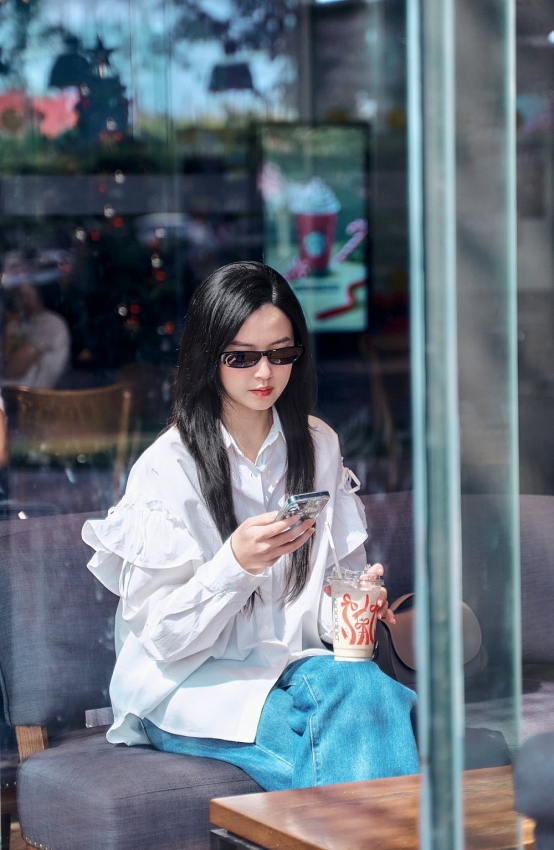 Midu diện sơ mi trắng trẻ trung như nữ sinh ở tuổi 35 Midu diện sơ mi trắng trẻ trung như nữ sinh ở tuổi 35