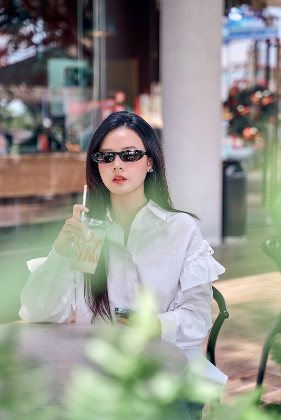 Midu diện sơ mi trắng trẻ trung như nữ sinh ở tuổi 35 Midu diện sơ mi trắng trẻ trung như nữ sinh ở tuổi 35