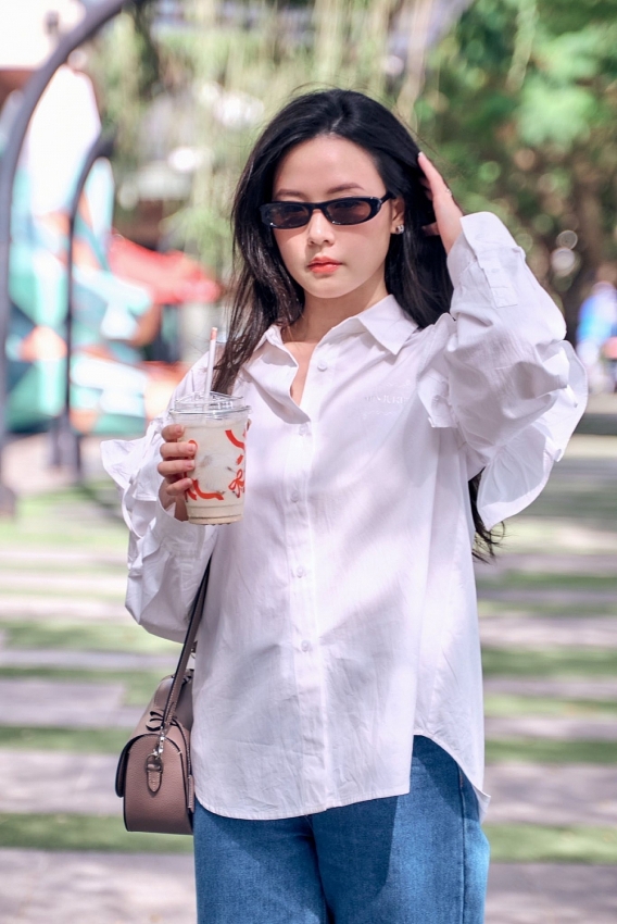 Midu diện sơ mi trắng trẻ trung như nữ sinh ở tuổi 35 Midu diện sơ mi trắng trẻ trung như nữ sinh ở tuổi 35