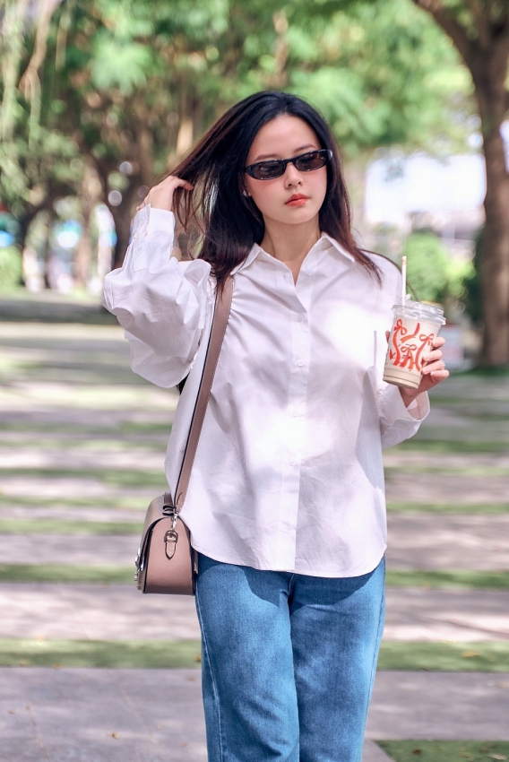 Midu diện sơ mi trắng trẻ trung như nữ sinh ở tuổi 35 Midu diện sơ mi trắng trẻ trung như nữ sinh ở tuổi 35