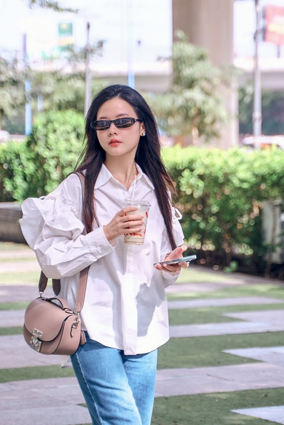 Midu diện sơ mi trắng trẻ trung như nữ sinh ở tuổi 35 Midu diện sơ mi trắng trẻ trung như nữ sinh ở tuổi 35