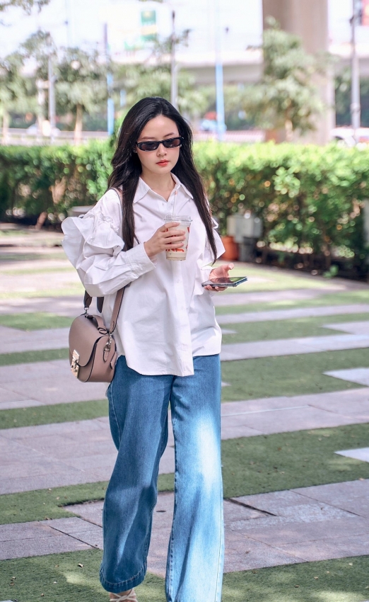 Midu diện sơ mi trắng trẻ trung như nữ sinh ở tuổi 35 Midu diện sơ mi trắng trẻ trung như nữ sinh ở tuổi 35