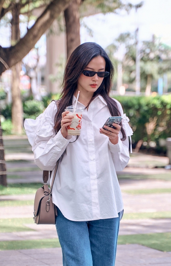 Midu diện sơ mi trắng trẻ trung như nữ sinh ở tuổi 35 Midu diện sơ mi trắng trẻ trung như nữ sinh ở tuổi 35