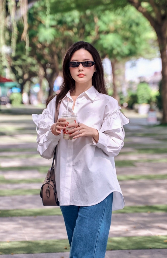 Midu diện sơ mi trắng trẻ trung như nữ sinh ở tuổi 35 Midu diện sơ mi trắng trẻ trung như nữ sinh ở tuổi 35