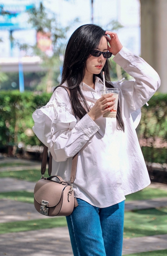 Midu diện sơ mi trắng trẻ trung như nữ sinh ở tuổi 35 Midu diện sơ mi trắng trẻ trung như nữ sinh ở tuổi 35