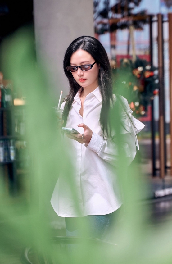 Midu diện sơ mi trắng trẻ trung như nữ sinh ở tuổi 35 Midu diện sơ mi trắng trẻ trung như nữ sinh ở tuổi 35