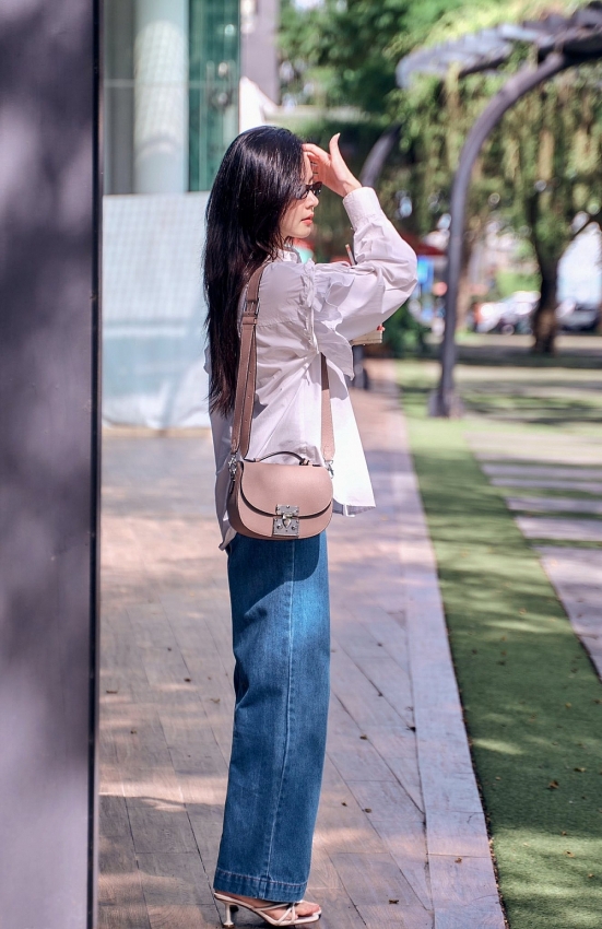 Midu diện sơ mi trắng trẻ trung như nữ sinh ở tuổi 35 Midu diện sơ mi trắng trẻ trung như nữ sinh ở tuổi 35