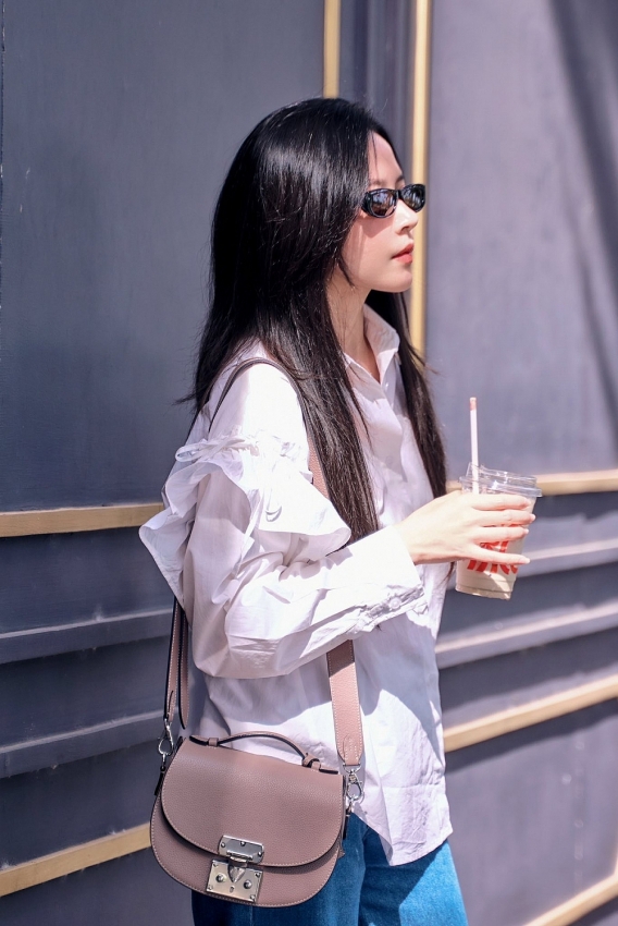 Midu diện sơ mi trắng trẻ trung như nữ sinh ở tuổi 35 Midu diện sơ mi trắng trẻ trung như nữ sinh ở tuổi 35