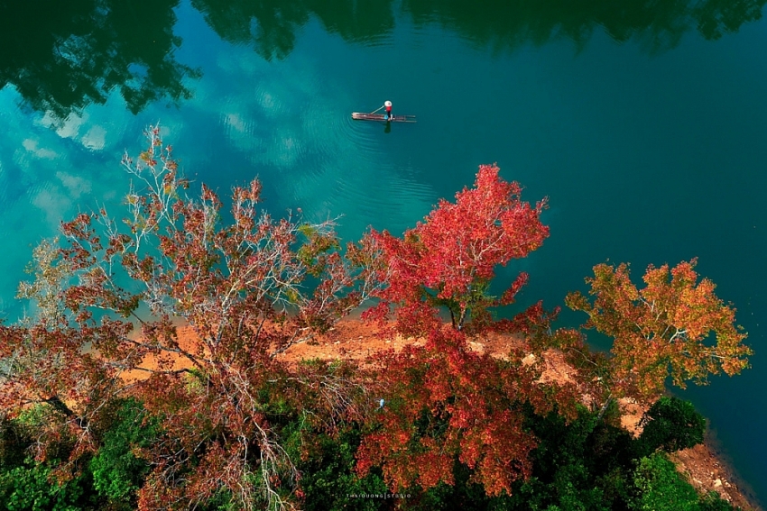 Đông về, ghé hồ Bản Viết ngắm mùa lá đổi màu