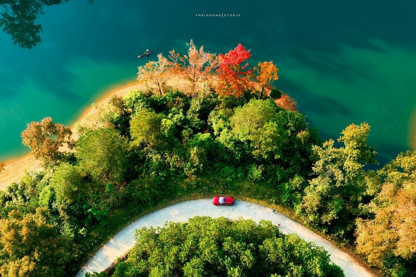 Đông về, ghé hồ Bản Viết ngắm mùa lá đổi màu