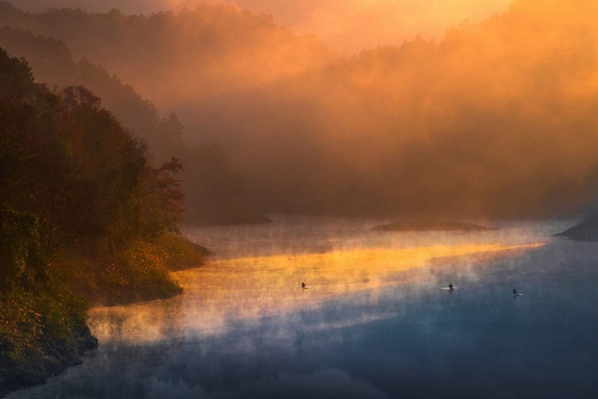 Đông về, ghé hồ Bản Viết ngắm mùa lá đổi màu