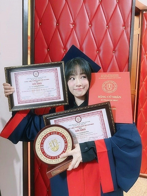 Lương Bích Hữu tươi rói trong ngày nhận bằng tốt nghiệp