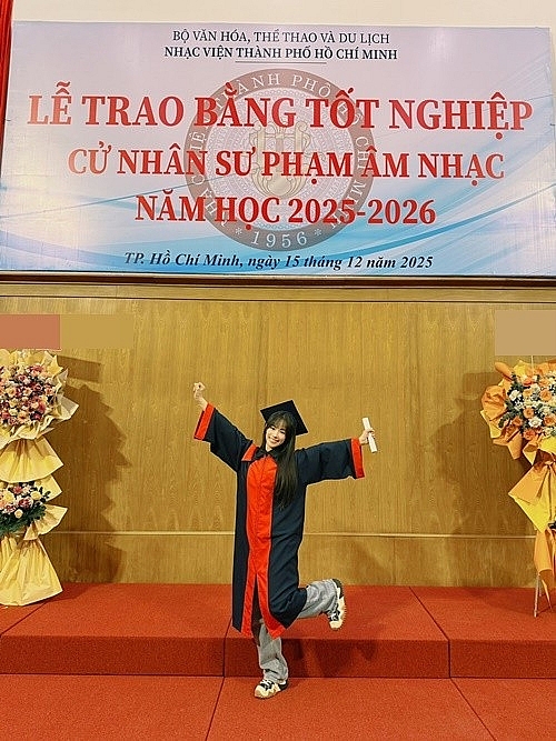 Lương Bích Hữu tươi rói trong ngày nhận bằng tốt nghiệp