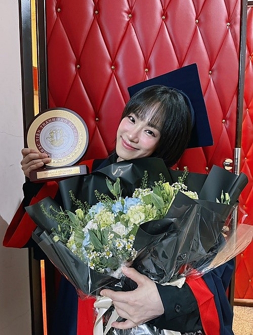 Lương Bích Hữu tươi rói trong ngày nhận bằng tốt nghiệp