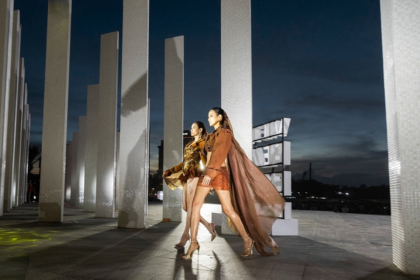 Á hậu Hoàng Thùy hết lời khen ngợi siêu mẫu Võ Hoàng Yến