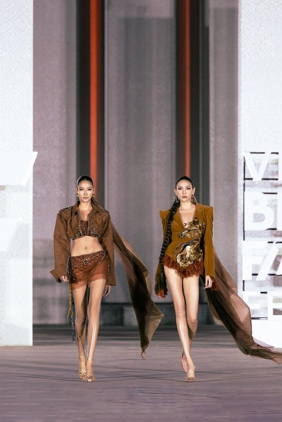 Á hậu Hoàng Thùy hết lời khen ngợi siêu mẫu Võ Hoàng Yến