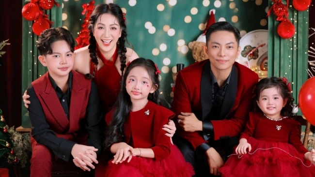 Gia đình Khánh Thi Phan Hiển gây sốt với bộ ảnh Noel đỏ rực ngập tràn hạnh phúc