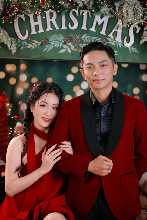 Gia đình Khánh Thi Phan Hiển gây sốt với bộ ảnh Noel đỏ rực ngập tràn hạnh phúc Gia đình Khánh Thi Phan Hiển gây sốt với bộ ảnh Noel đỏ rực ngập tràn hạnh phúc