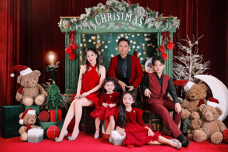 Gia đình Khánh Thi Phan Hiển gây sốt với bộ ảnh Noel đỏ rực ngập tràn hạnh phúc Gia đình Khánh Thi Phan Hiển gây sốt với bộ ảnh Noel đỏ rực ngập tràn hạnh phúc