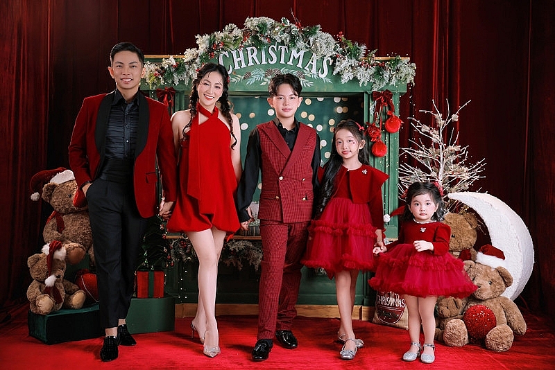 Gia đình Khánh Thi Phan Hiển gây sốt với bộ ảnh Noel đỏ rực ngập tràn hạnh phúc Gia đình Khánh Thi Phan Hiển gây sốt với bộ ảnh Noel đỏ rực ngập tràn hạnh phúc