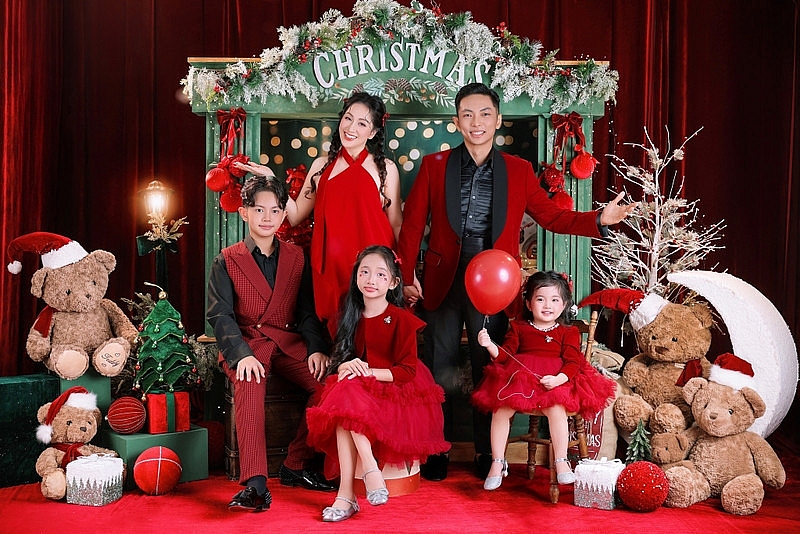 Gia đình Khánh Thi Phan Hiển gây sốt với bộ ảnh Noel đỏ rực ngập tràn hạnh phúc Gia đình Khánh Thi Phan Hiển gây sốt với bộ ảnh Noel đỏ rực ngập tràn hạnh phúc