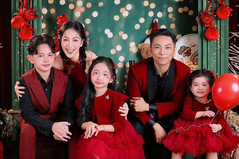 Gia đình Khánh Thi Phan Hiển gây sốt với bộ ảnh Noel đỏ rực ngập tràn hạnh phúc Gia đình Khánh Thi Phan Hiển gây sốt với bộ ảnh Noel đỏ rực ngập tràn hạnh phúc