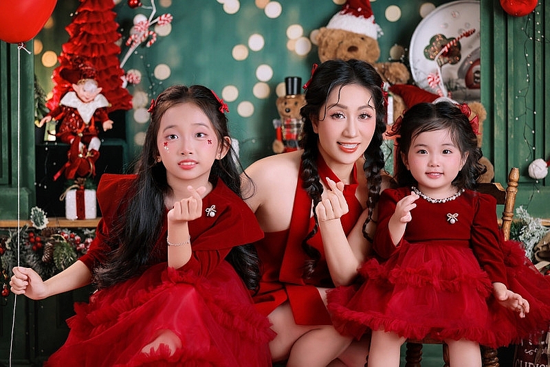 Gia đình Khánh Thi Phan Hiển gây sốt với bộ ảnh Noel đỏ rực ngập tràn hạnh phúc Gia đình Khánh Thi Phan Hiển gây sốt với bộ ảnh Noel đỏ rực ngập tràn hạnh phúc