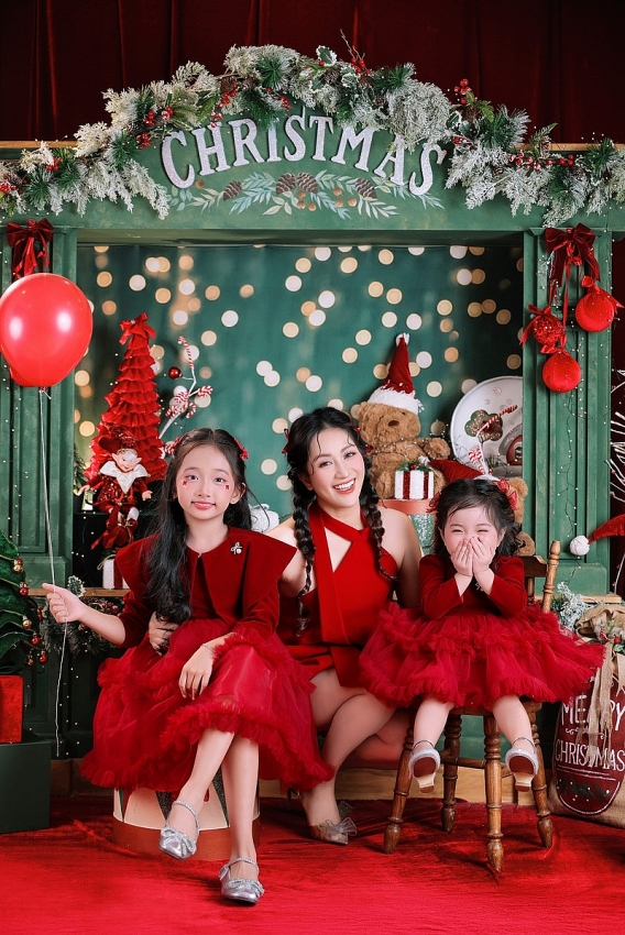 Gia đình Khánh Thi Phan Hiển gây sốt với bộ ảnh Noel đỏ rực ngập tràn hạnh phúc Gia đình Khánh Thi Phan Hiển gây sốt với bộ ảnh Noel đỏ rực ngập tràn hạnh phúc