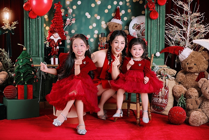 Gia đình Khánh Thi Phan Hiển gây sốt với bộ ảnh Noel đỏ rực ngập tràn hạnh phúc Gia đình Khánh Thi Phan Hiển gây sốt với bộ ảnh Noel đỏ rực ngập tràn hạnh phúc